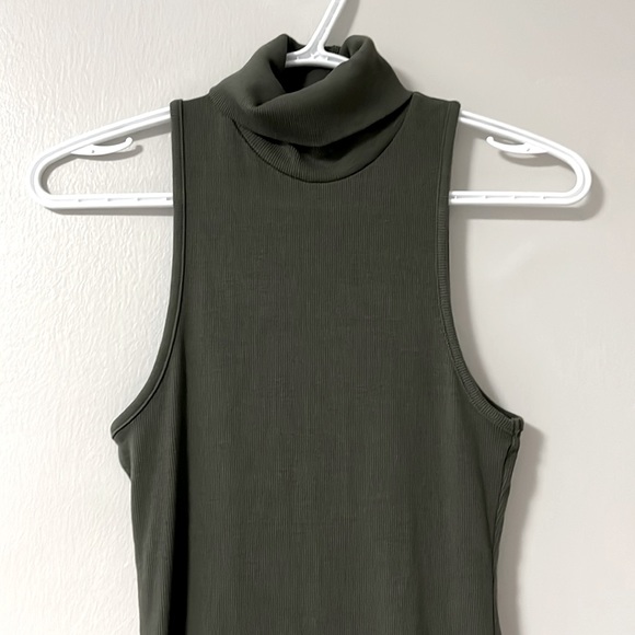 Casual sleeveless turtleneck dress - Picture 1 of 2